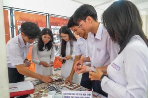 Students revive history with Hue-Da Nang Campaign board game