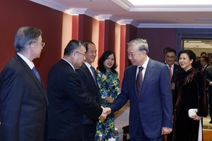 Top leader meets families of Vietnam-China friendship contributors in Beijing