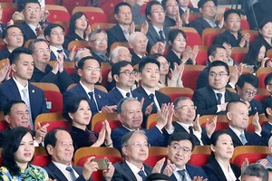 Top Vietnamese leader attends friendship music concert in Beijing