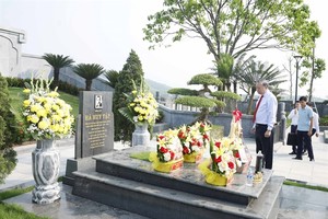 Top leader pays tribute to late Party General Secretary Ha Huy Tap 