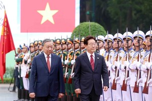 Party General Secretary hosts official welcome ceremony for RoK President