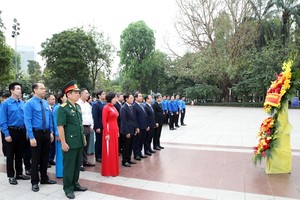 Hanoi officials pay tribute to Lenin on his 156th birthday