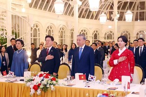 Top leader hosts banquet for RoK President