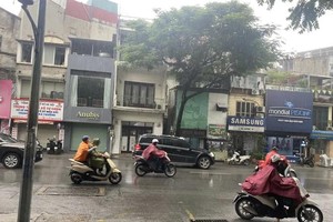 Heat grips Ho Chi Minh City as thunderstorms batter the North