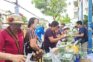 Dwellers flock to weekend clean veggie markets in HCMC