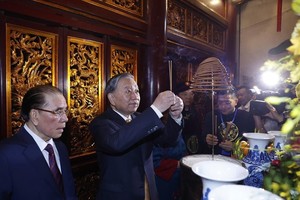 Top leader offers incense in commemoration of Hung Kings in Phu Tho