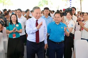 General Secretary brings encouragement to workers at social housing complex