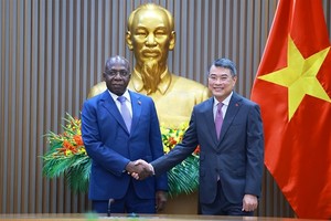 PM Le Minh Hung urges bilateral substantive cooperation with Angola