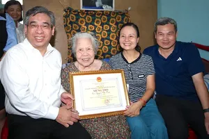 HCMC Fatherland Front Committee Chairman visits seniors to mark Elderly Day