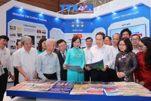 Top legislator visits exhibition booths at National Press Festival 2026