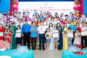 HCMC honors 77 outstanding workers' families, calling for greater support 