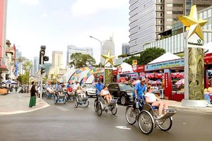 Foreign tourists embrace 'City never sleep' on Bui Vien Street