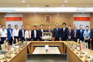 Vietnam, Singapore plan advanced manufacturing center