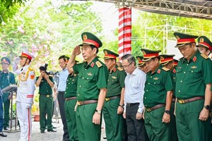 Defense Minister honors fallen heroes at Le Thi Rieng Park
