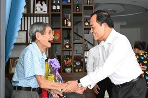 Ho Chi Minh City honors war veterans, donates digital classrooms in Con Dao