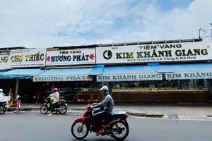 Gold shops in HCMC traditional markets close as business slows