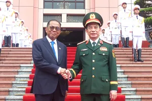 Vietnamese, Malaysian Defence Ministers hold talks in Hanoi