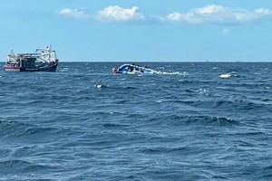 Gia Lai Border Guard saves 12 fishermen as vessel sinks