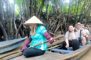 Thoi Son Islet draws holiday crowds chasing social media trend