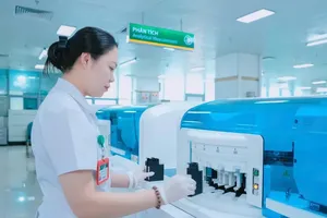 US government donates testing equipment to Bach Mai Hospital