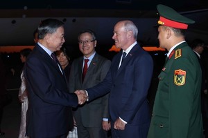 Top leader begins state visit to Canada
