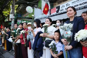 Citizens bring white flowers to bid farewell to 731 martyrs in Le Thi Rieng Park