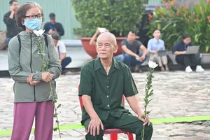 Citizens bring white flowers to bid farewell to 731 martyrs in Le Thi Rieng Park