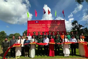 1,000 Vietnam-Laos border households receive medical care, gifts