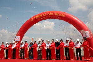 Representatives of Construction Ministry, Transport Ministry and the local leaders cut inauguration ribbon 