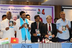 Lauching ceremony for a book on President Ho Chi Minh’s life and career in Telugu language (Photo: VNA)