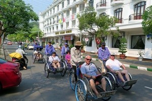 Foreign visitors tour Hue city (Photo: VNA)