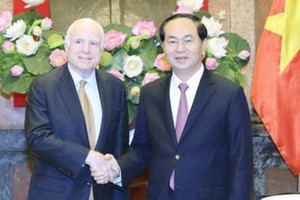 Vietnamese President (R) and  US Senator  John McCain (Photo: VNA)