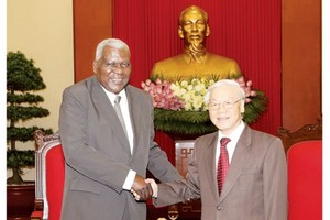The General Secretary of the Central Committee of the Communist Party of Vietnam Nguyen Phu Trong welcomes Cuban NA Speaker Esteban Lazo Hernandez 