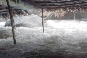Flashflood accidentally happens in Suoi Voi (Elephant stream)