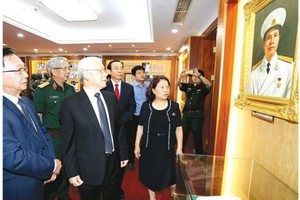 General Secretary Nguyen Phu Trong views photos, documentaries and exhibits about the life as well as revolutionary career of General Nguyen Chi Thanh inside his memorial house.