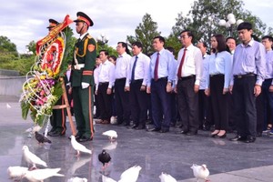 The central leaders visit the Road No.9 National Martyrs' Cemetery and Truong Son National Martyrs' Cemetery in the central province of Quang Tri.