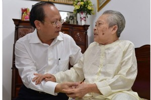  Deputy Party secretary and deputy chairman of the People's Committee of Ho Chi Minh City Tat Thanh Cang sends gift of Vietnamese President to heroic mother Nguyen Thi Sang (Photo:Viet Dung)