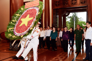 The city delegation lay wreath at Ben Duoc Memorial Temple in Cu Chi district. 