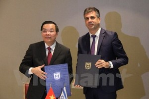 Vietnamese Minister of Science and Technology Chu Ngọc Anh and Israeli Minister of Economy and Industry Eli Cohen sign co-operation MoU in Tel Aviv. Photo Viet Thang