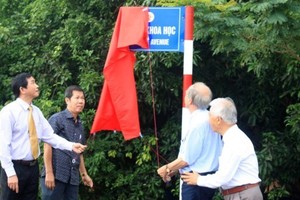 Physical Nobel laureate Professor Gerard ‘t Hooft, chairman of Meeting Vietnam Association and leaders of the People’s Committee of Binh Dinh open a red piece of cloth to inaugurate the first science street in Vietnam 