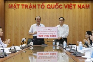 On behalf of Vietnamese Government, Minister, Chairman of the Office of the Government Mai Tien Dung. Mai Tien Dung sends VND 400 million to the Central Fatherland Front Committee of Vietnam to support the flood victims in the northern mountainous provinc