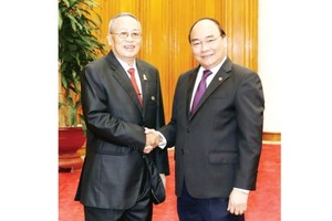 Vietnamese Prime Minister Nguyen Xuan Phuc (R) and Cambodian Senate First Vice President Nay Pena 