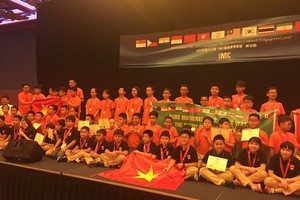The delegation of Vietnamese students to the competition (Photo: hanoimoi.com.vn)
