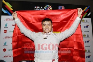 Fencer holding national flag at SEA Games opening ceremony wins gold medal