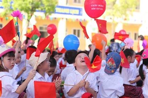 Pupils cheer at the ceremony launching ​the 2017-2018 academic year at ​the Vinh Hung elementary school in Hanoi on September 5 (Photo: VNA)