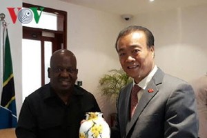 Vietnamese Ambassador Nguyen Kim Doanh (R) presents a gift to peaker of the National Assembly of Tanzania Job Yustino Ndugai. (Photo: VOV)
