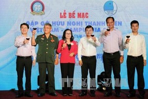 Vietnamese and Cambodian delegates raise glasses to round off the Vietnam - Cambodia youth friendship meeting 2017 (Photo: VNA)