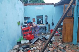 Strong wind destroys many houses