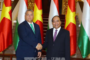 Prime Minister Nguyen Xuan Phuc (R) and his Hungarian counterpart Viktor Orban (Source: VNA)