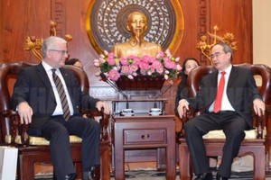 Secretary of the Ho Chi Minh City Party Committee Nguyen Thien Nhan (R) and Australian Ambassador to Vietnam Craig Chittick 
